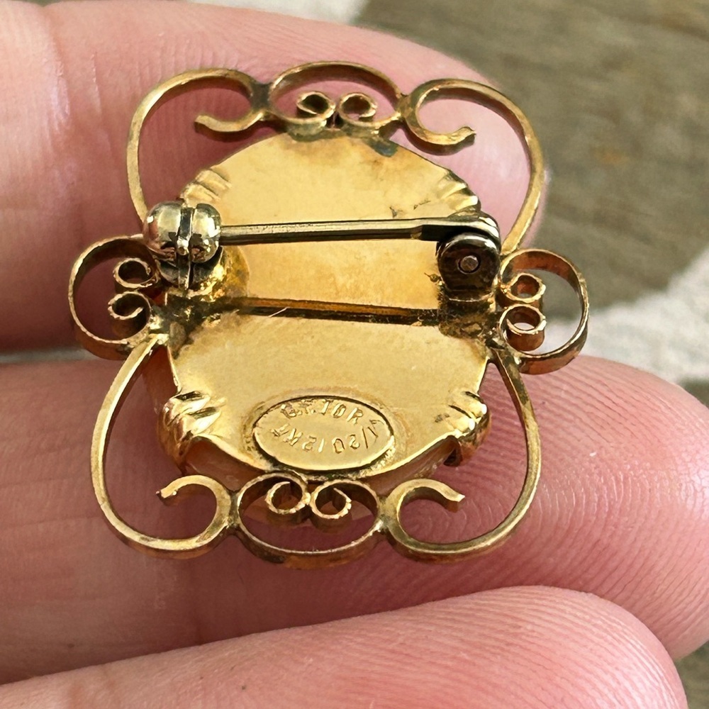 1/20/12KTGF Elegant Gold and Cream Cameo Brooch - Picture 6 of 7